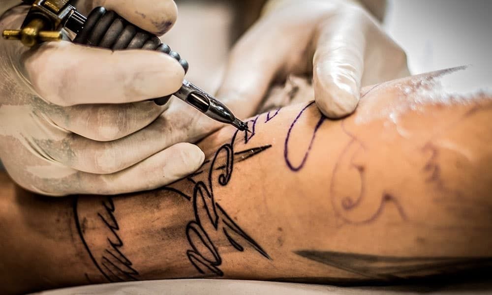 Profesor fue despedido por mostrar tatuajes alusivos a la extrema derecha