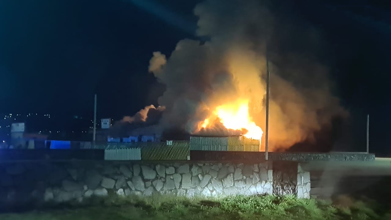 Incendio consume tradicional restaurante del  sector Playa Blanca en Coronel