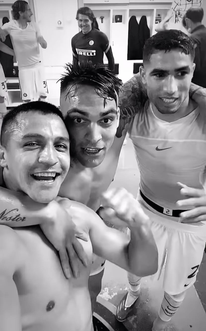 Locura desatada: Sánchez festejó con sus compadres del Inter a todo pulmón