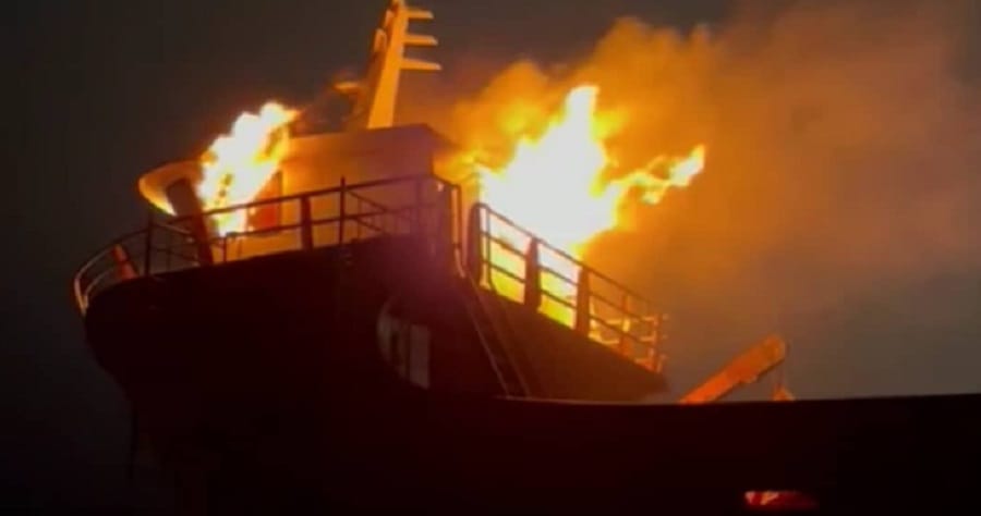 Incendio consumió la cubierta de embarcación en Lota