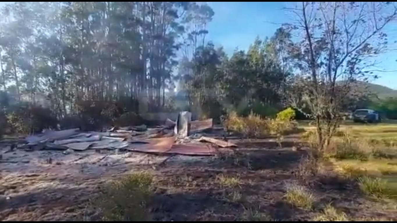 Indagan intencionalidad en incendio que consumió dos cabañas en el lago Lanalhue en Cañete