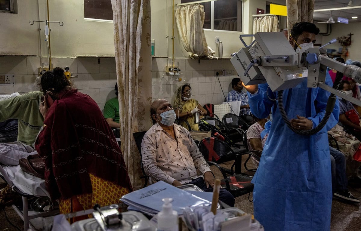 Letal segunda ola en la India: Registra récord de 414.188 casos Covid en solo 24 horas y casi 4 mil muertes