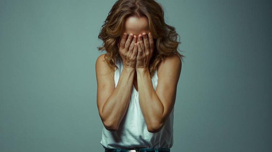 Mujer confesó estar arrepentida de ser madre y genera debate en redes