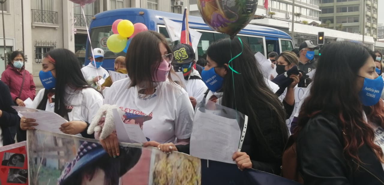 Madre de Tomás Bravo anunció que se querellará contra periodista y medio por “noticia errónea”