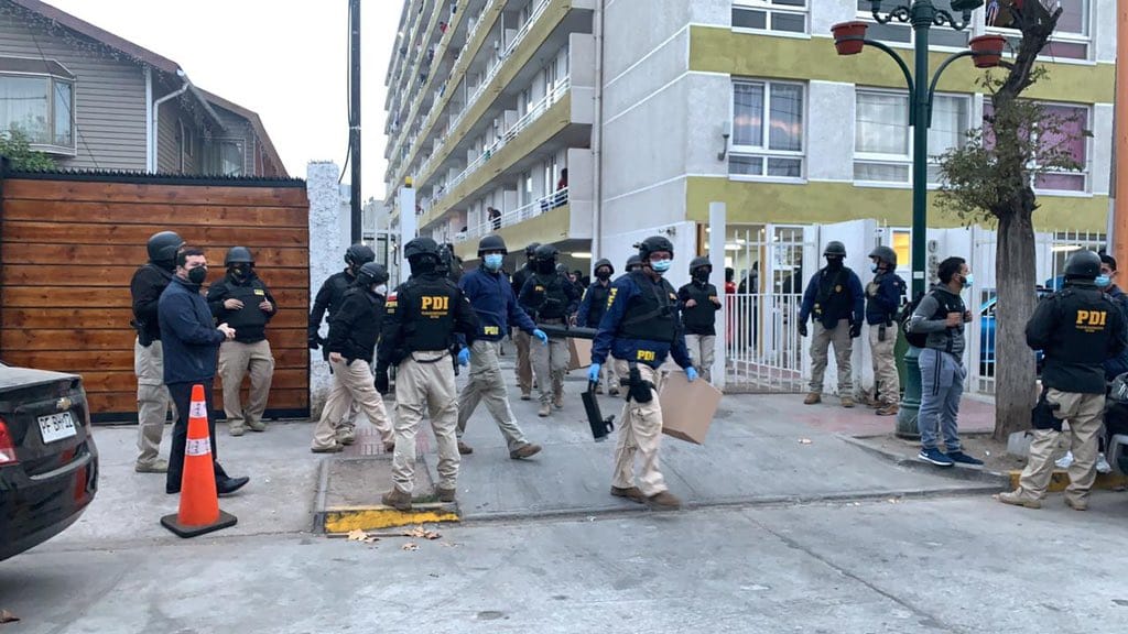Allanan más de 40 departamentos en masivo operativo anti drogas: Al menos 18 detenidos en La Cisterna