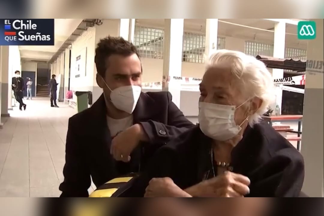 Mujer de 98 años esperó a Nicolás Oyarzún en local de votación para pedirle una foto