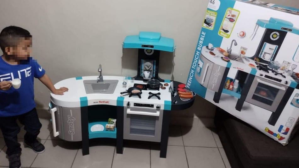 Niño convence a sus padres que le regalen una cocina: Decisión generó debate en redes sociales