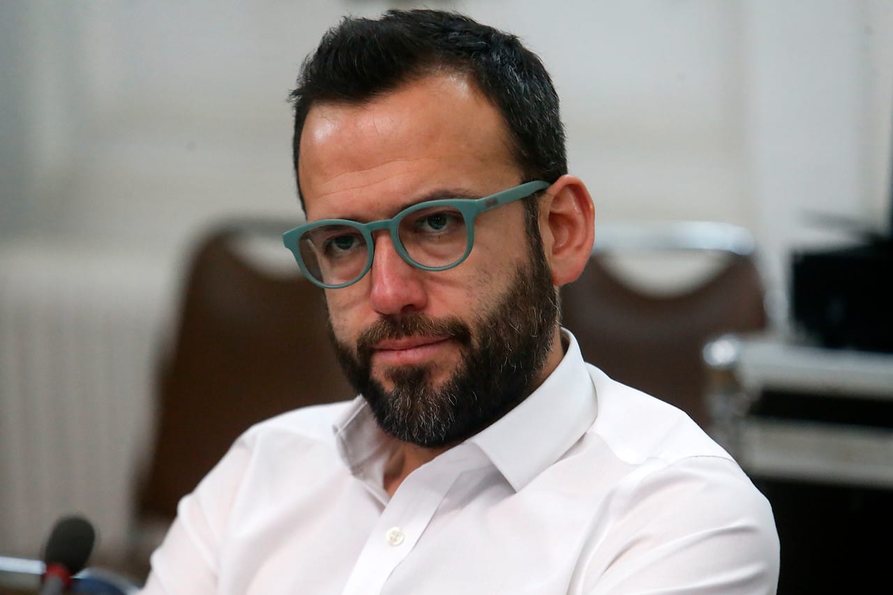 Deudores del CAE dejan solo a Pablo Vidal tras apoyo a Paula Narváez y pacto con PPD