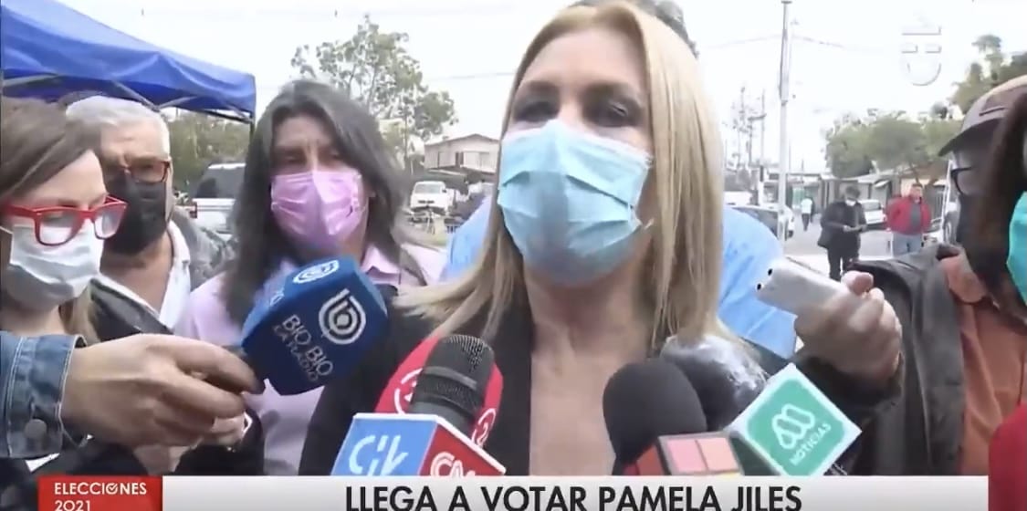 Pamela Jiles insulta con garabatos al presidente Piñera en su llegada a votar
