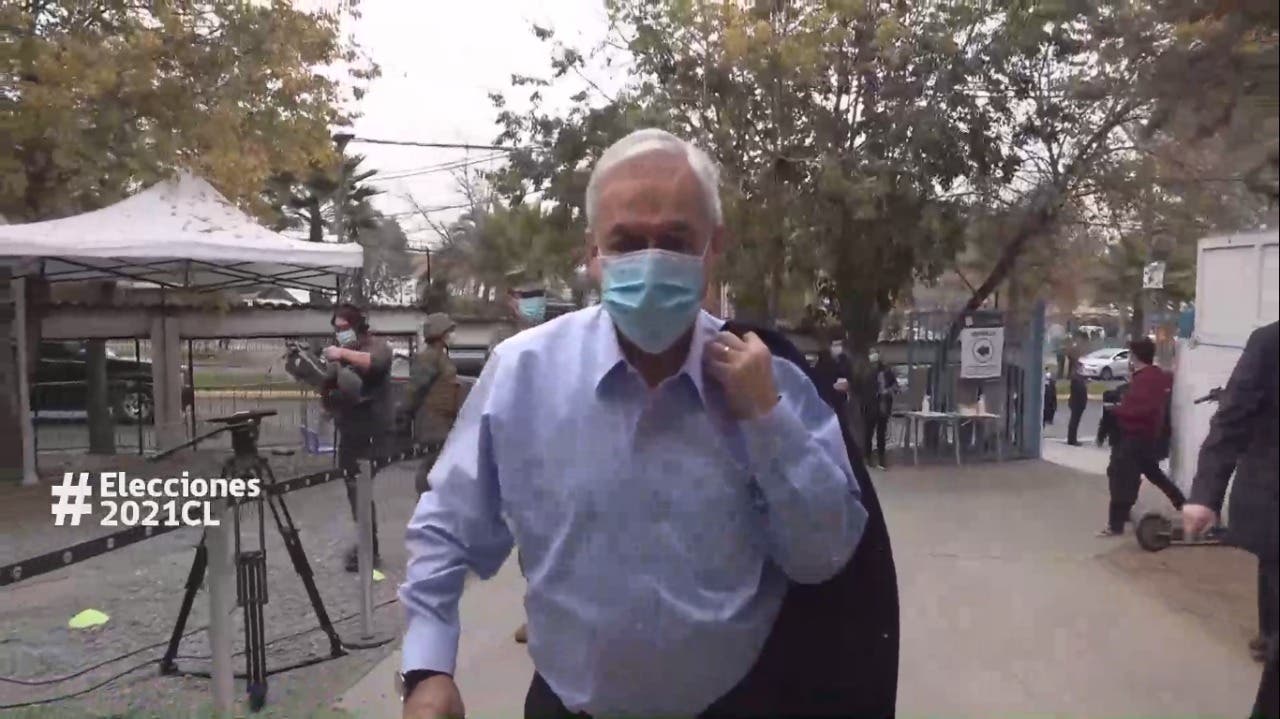 Presidente Sebastián Piñera llegó a votar a su local en la comuna de Las Condes