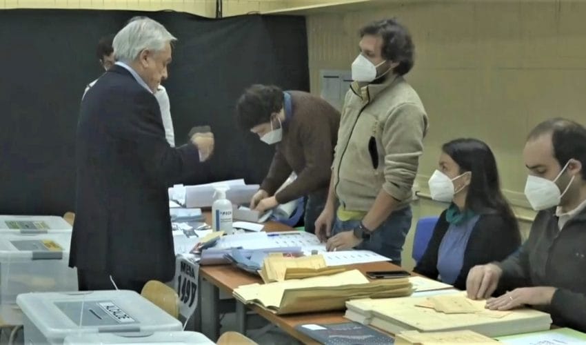 Presidente Piñera cerró fuera de la urna el voto y le pasó la lengua a la estampilla
