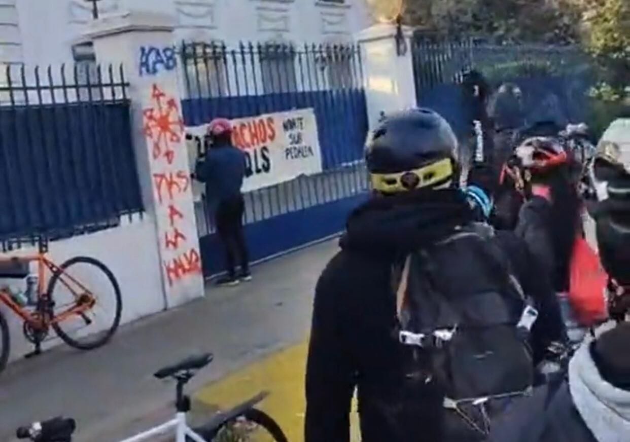 Joven empujado al río Mapocho fue detenido por rayar memorial de Jaime Guzmán