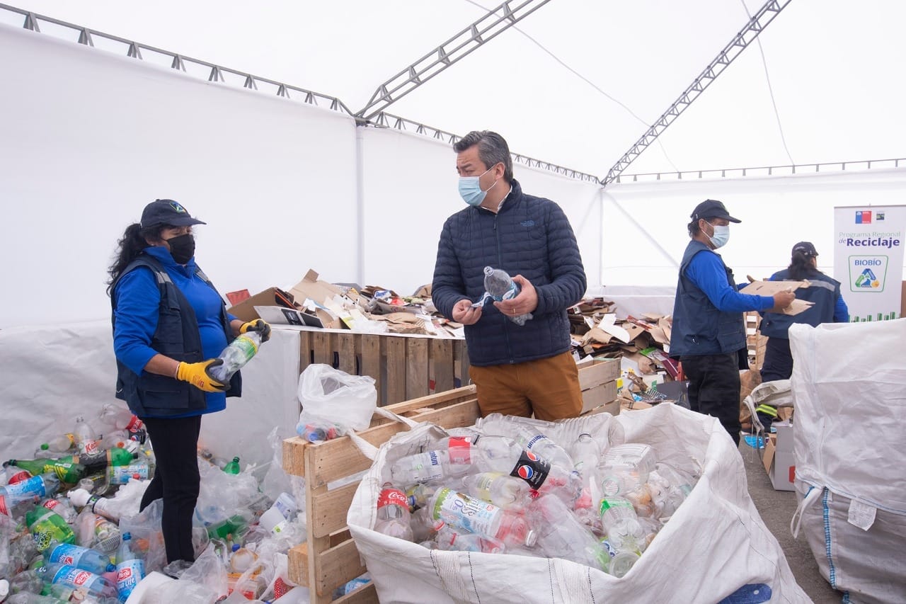 Día mundial del Reciclaje: Seremi del Medio Ambiente inspeccionó carpa para reciclaje en Chiguayante