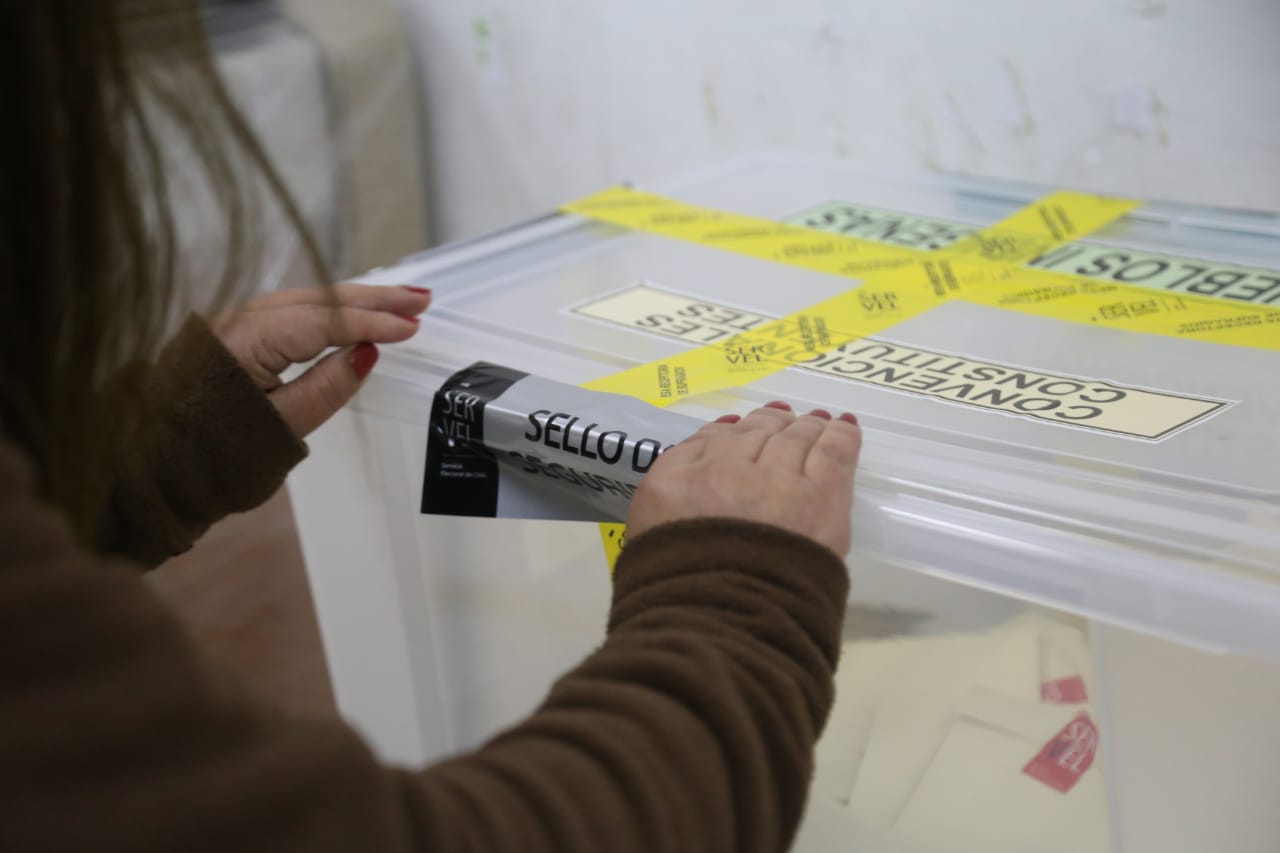 Detienen a delegada en Curanilahue por romper sellos de seguridad de las urnas
