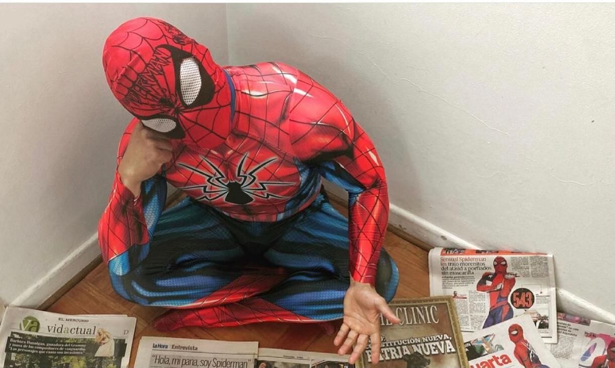 ¡Todo un Superhéroe!: Sensual Spiderman separó pelea en metro de Santiago