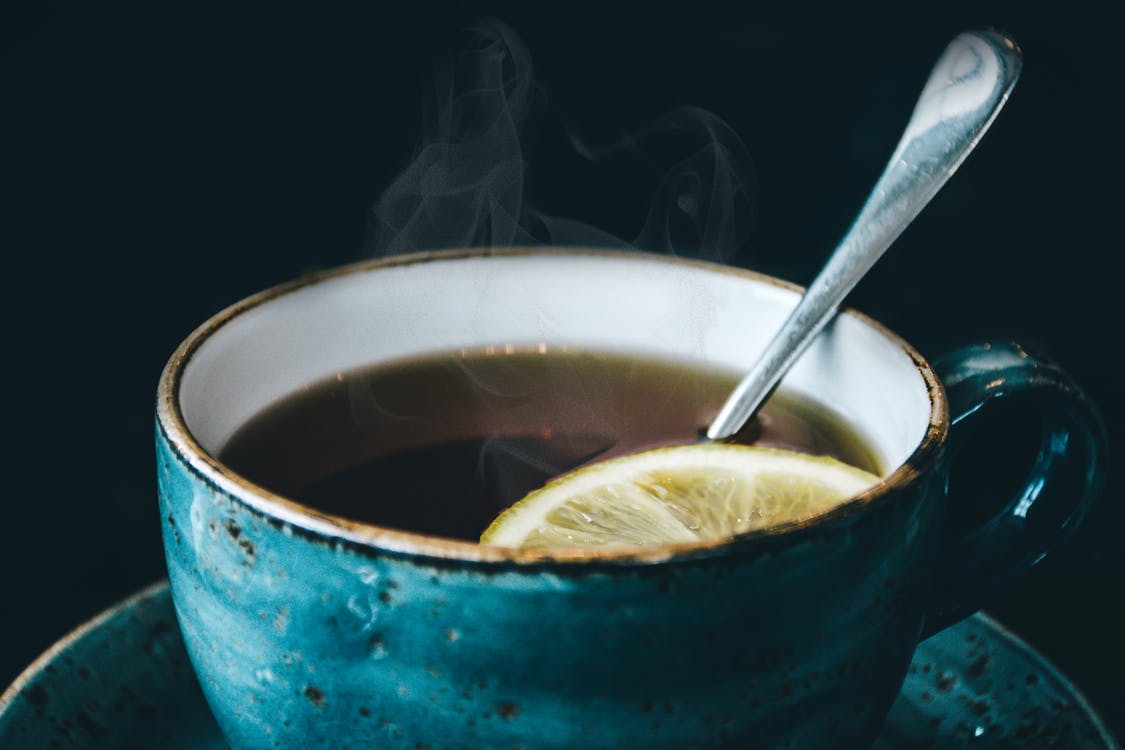 Mujer insultó y mordió a funcionarios de salud tras recibir un té “demasiado frío”