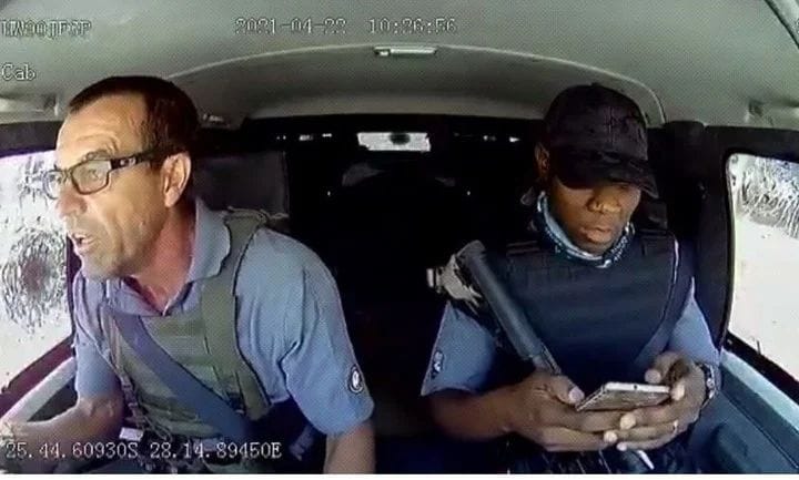 Cámara de camión de valores registra impactante ataque a balazos