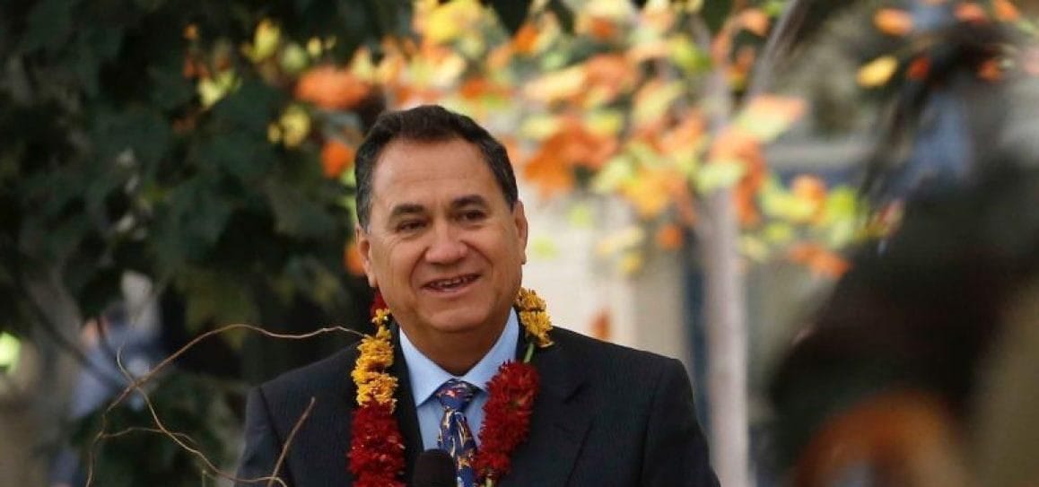 Alcalde de Rapa Nui apoda de “piñata” al presidente Piñera: “Hay que estar pegándole para que suelte algo”
