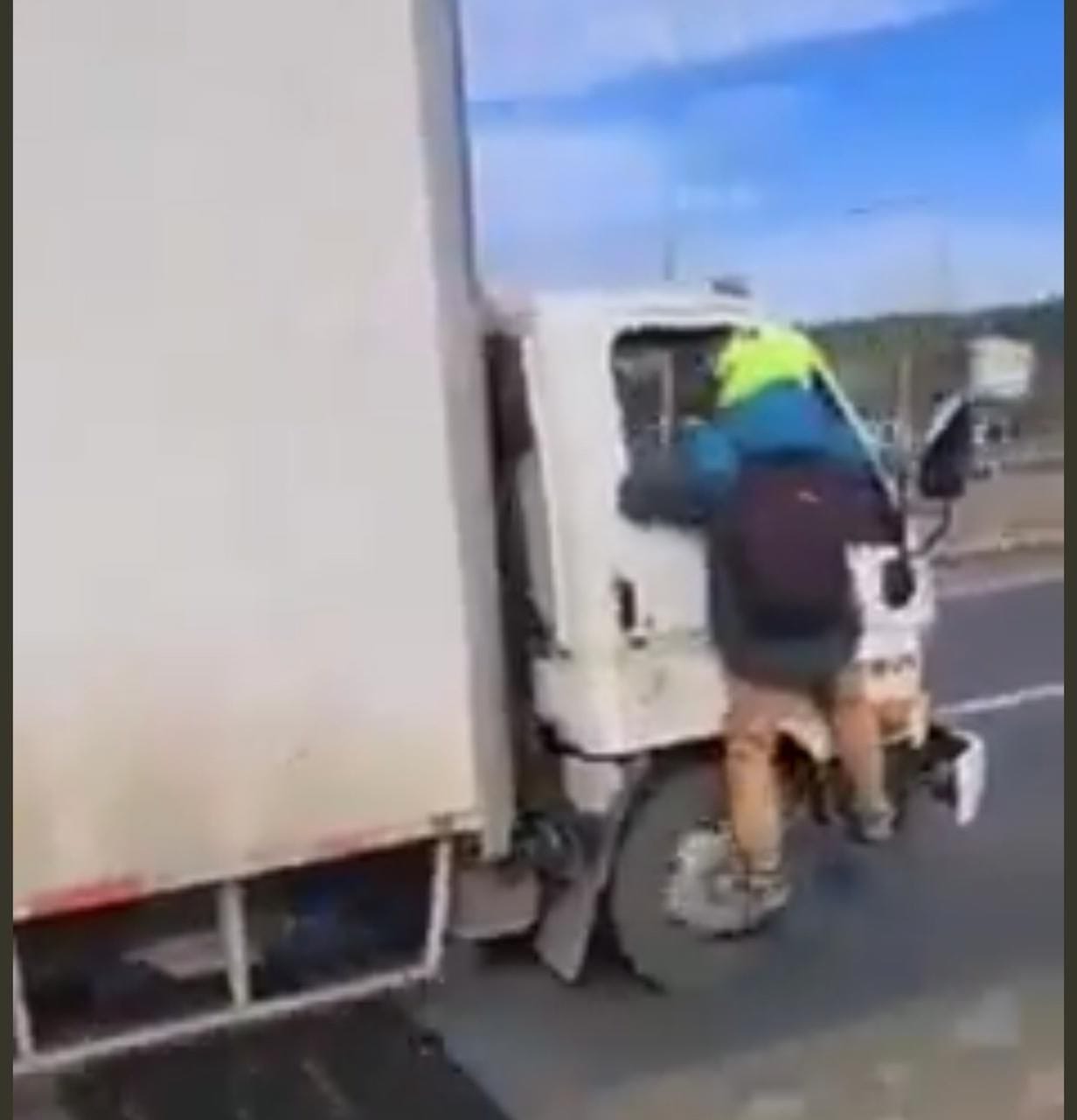 Impactante: motociclista se cuelga de camión que lo chocó para detener su marcha