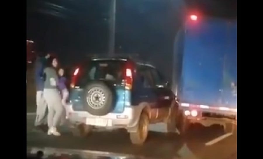 Captan irresponsable maniobra de camión 3/4 en San Pedro de la Paz: Chocó a un móvil y se dio a la fuga
