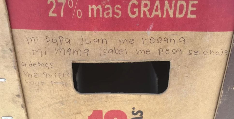 Niña pide ayuda dejando mensaje en un cartón de cerveza