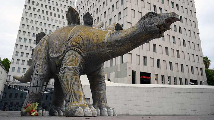 Hombre muere tras quedar atrapado en la estatua de un dinosaurio