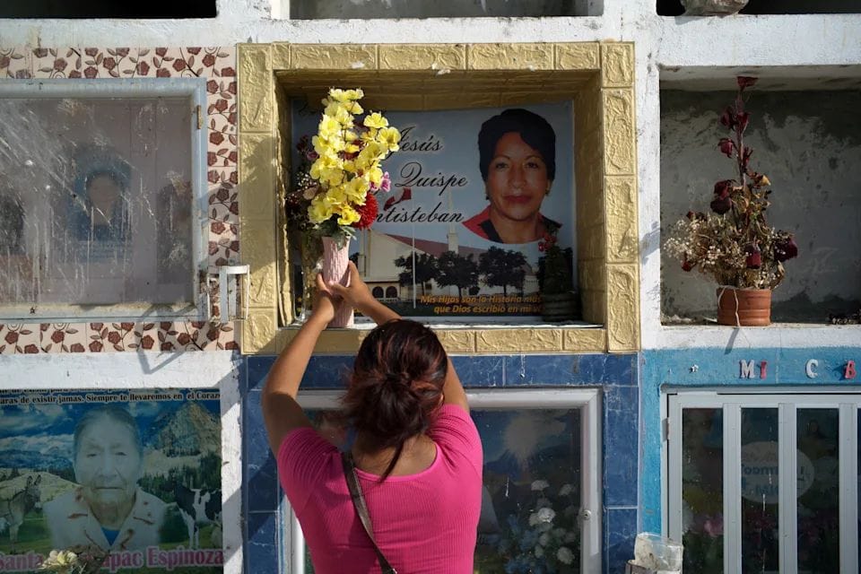 Mujer perdió 13 familiares por Covid-19 y ahora su padre está en la UCI