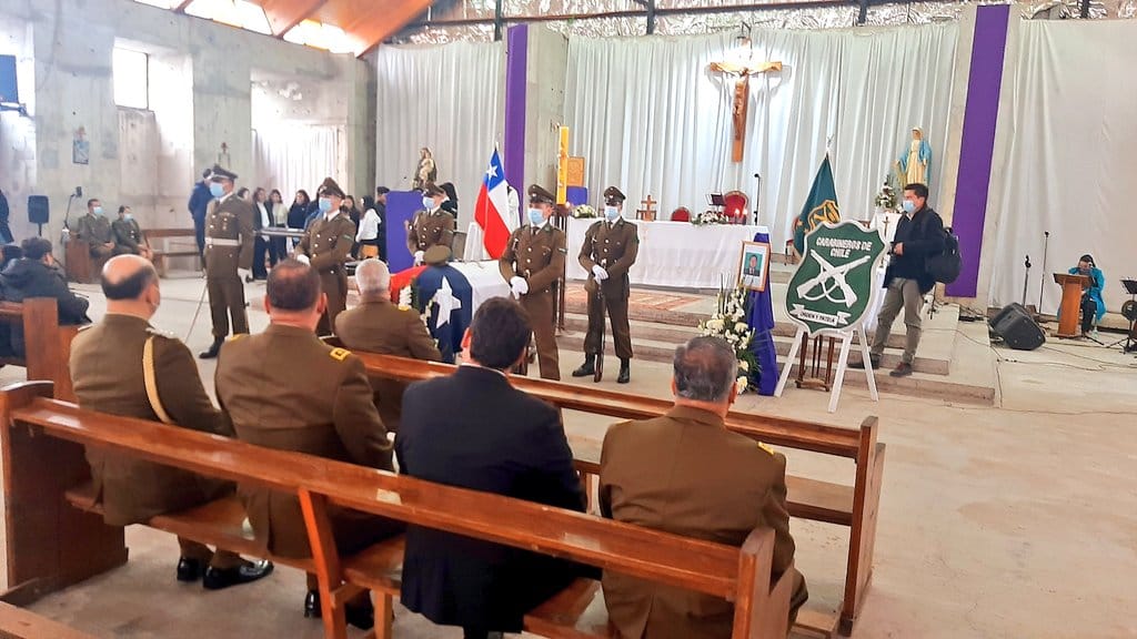 Familiar de Francisco Benavides increpó a Presidente Piñera en plena misa funeraria de carabinero