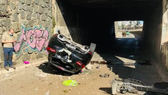 Joven conductor fallece tras caer desde un puente
