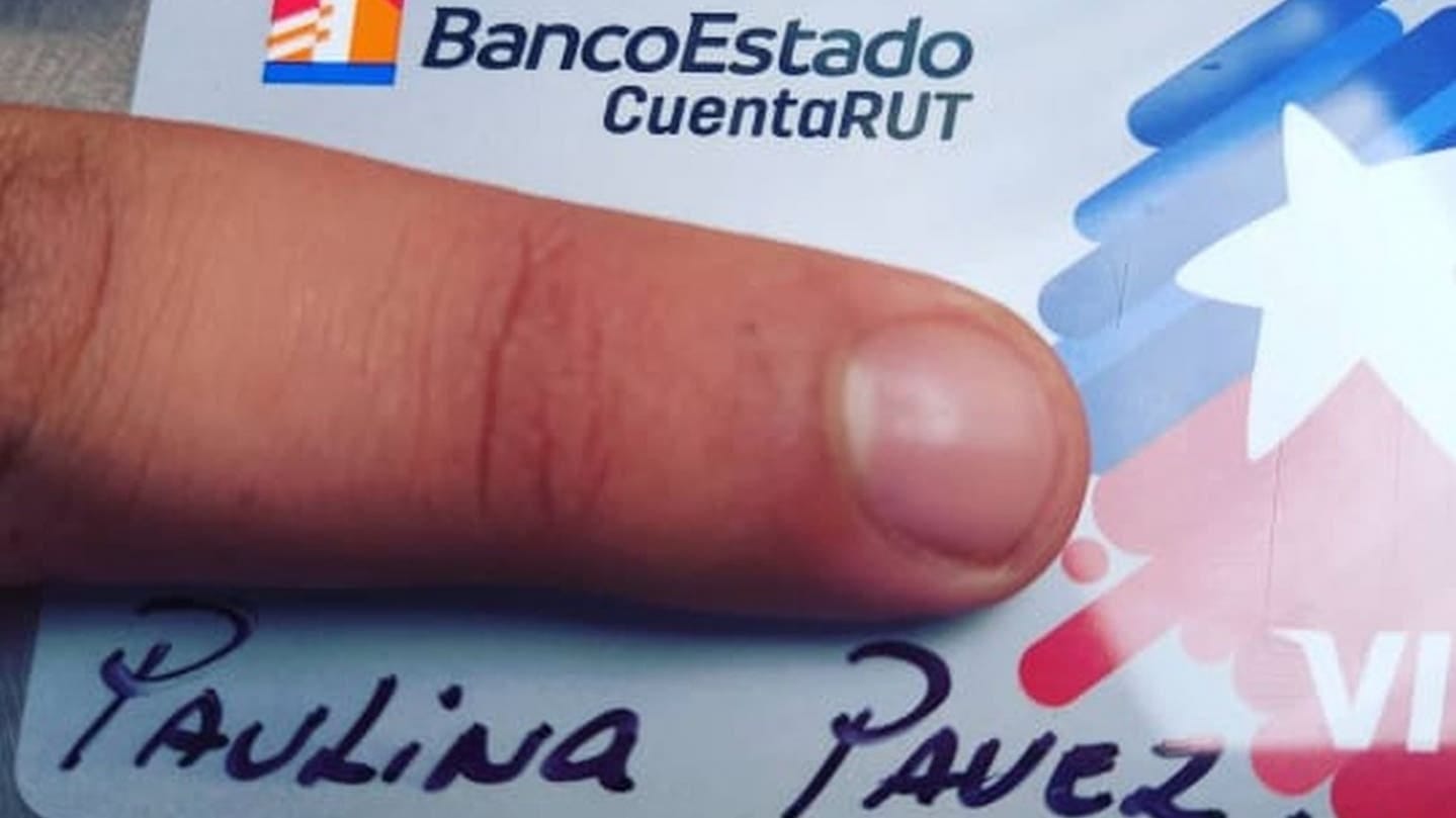 Mujer pide nueva CuentaRut y recibe tarjeta escrita con plumón