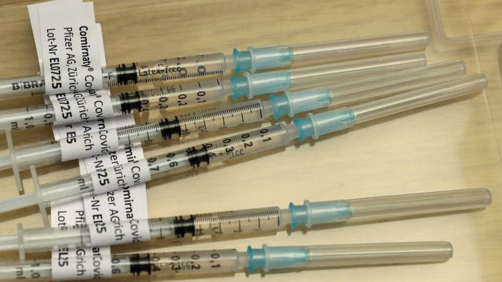 Mujer fue vacunada con Pfizer por Covid-19 seis veces por error