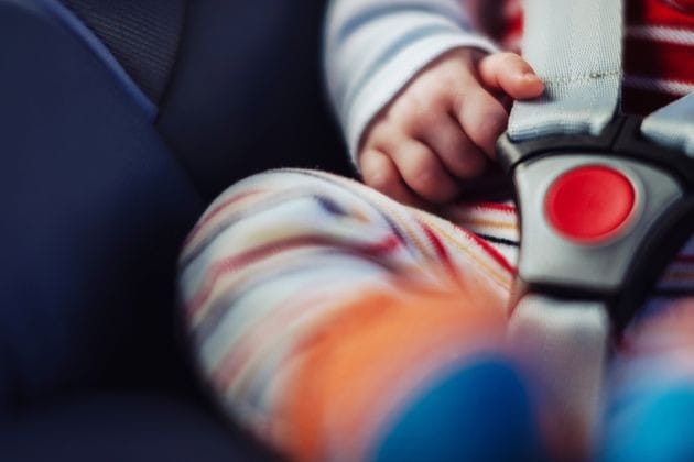 Niña murió encerrada en auto luego de que su madre la dejara olvidada por 7 horas