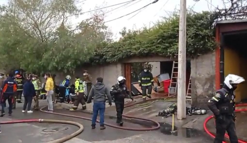 Una niña de 3 años fallecida y otra de 11 en riesgo vital deja incendio en vivienda de Puente Alto