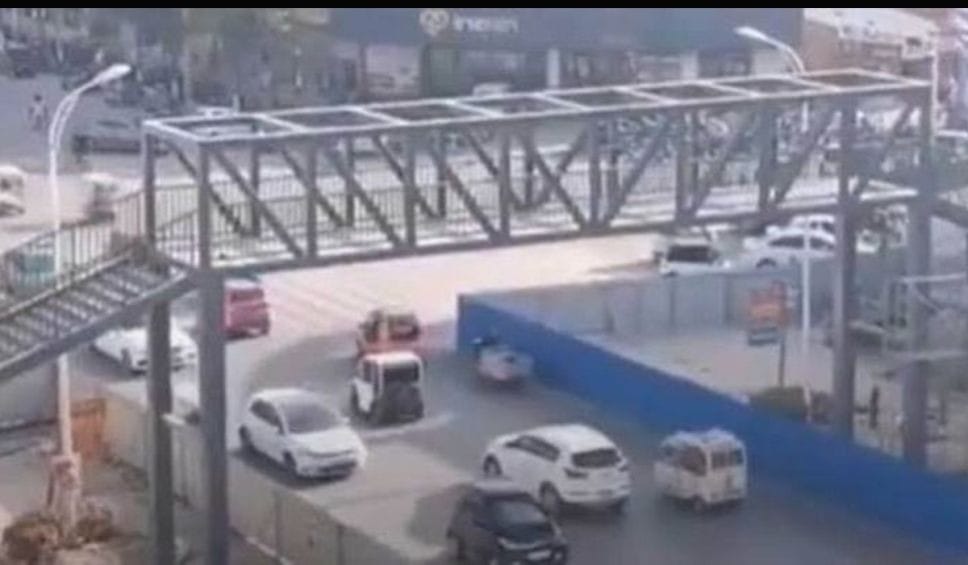 Súper mamá: Mujer construyó puente para que su hijo vaya a clases de manera segura