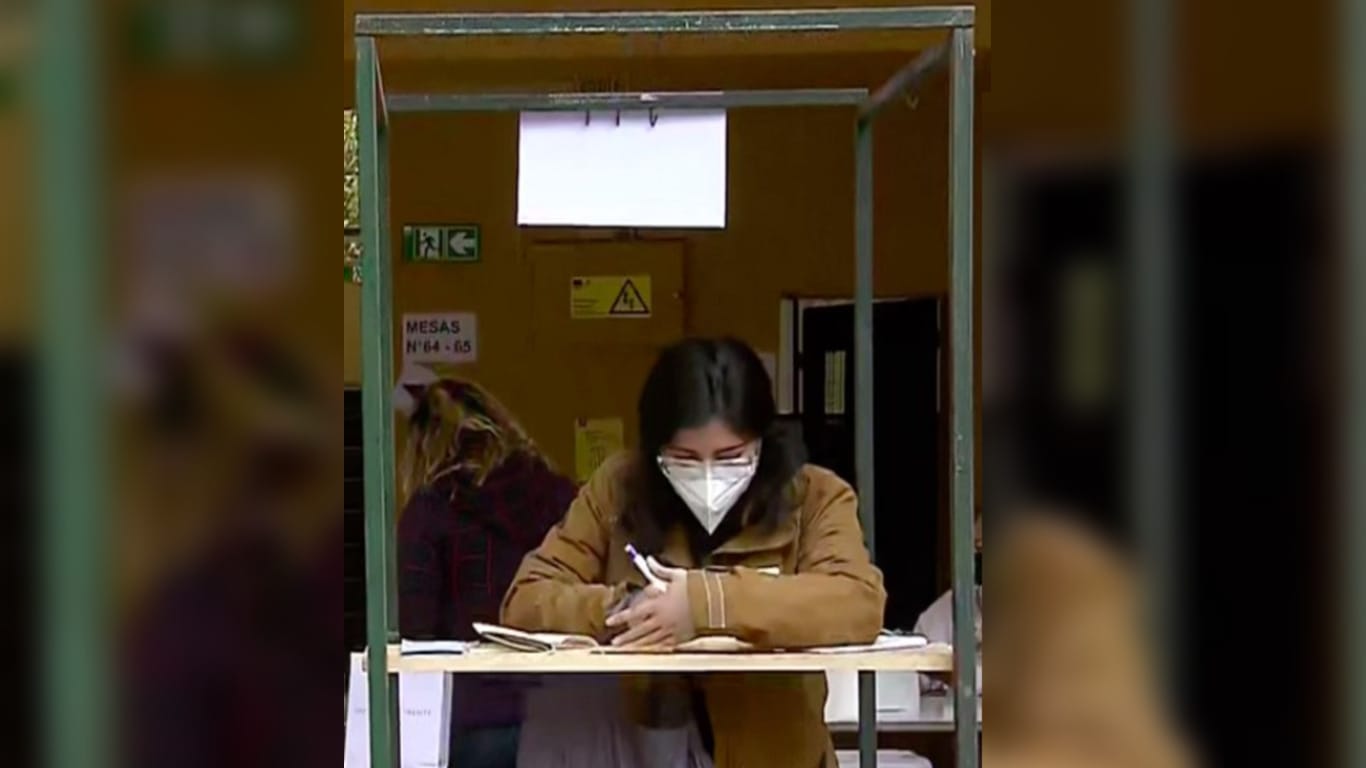 Denuncian cámaras secretas “transparentes” en local de votación