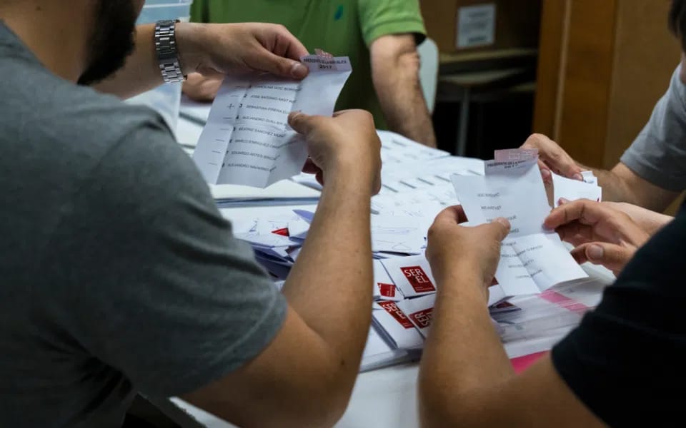 Las hizo todas: vocal de mesa insultó a militares y llegó en estado de ebriedad