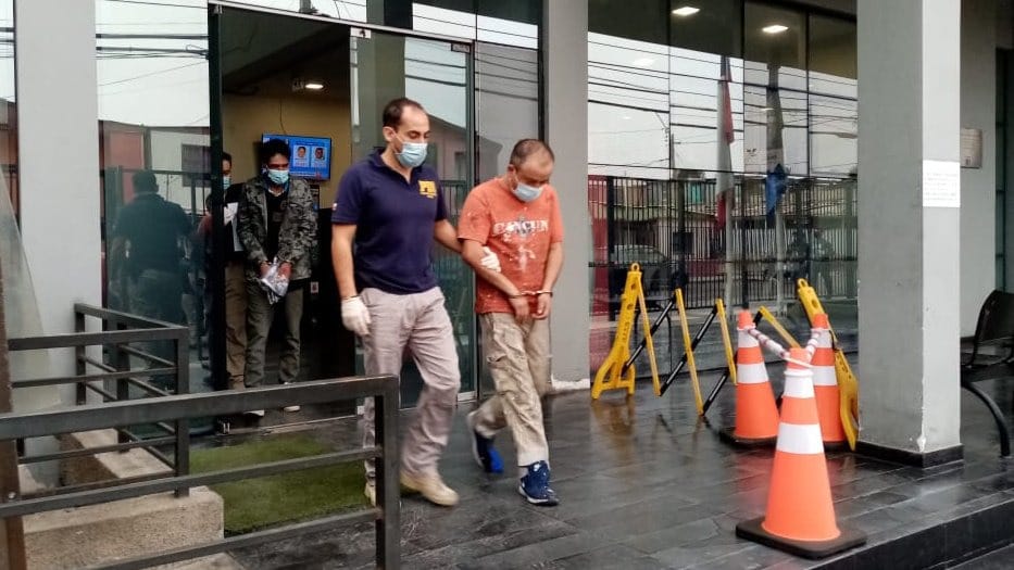 Detienen a hombre por golpear a su pareja discapacitada en la vía pública