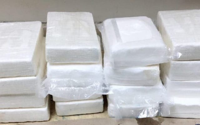 Cargamento de cocaína avaluado en un millón de dólares aparece en playa