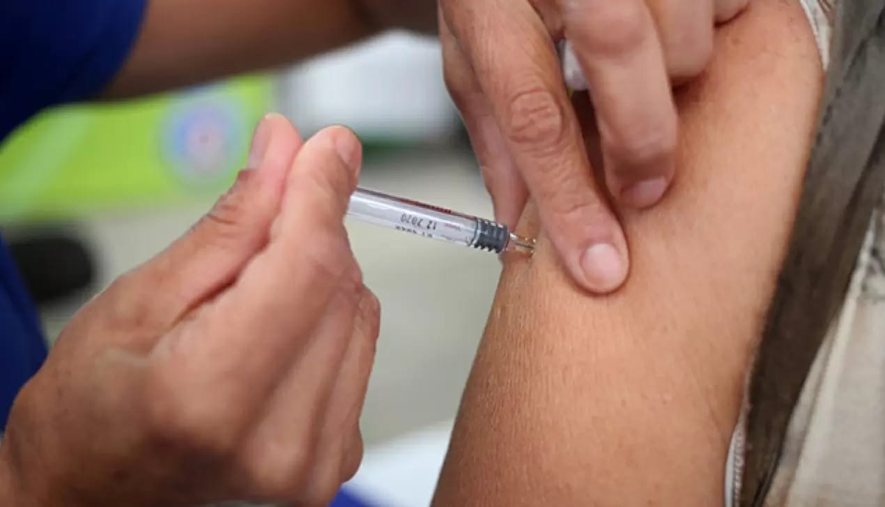 Autoridad sanitaria refuerza vacunación en adultos jóvenes al interior de las empresas