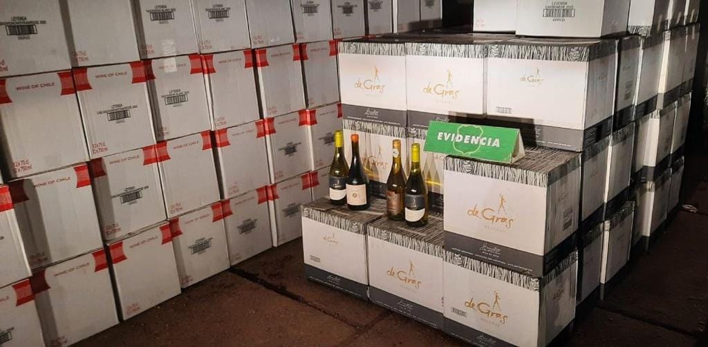 Detienen a conductor de camión que inventó robo para quedarse con cargamento de vinos