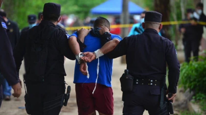 Hallan 14 cuerpos enterrados en casa de ex policía destituido por “conducta sexual agresiva”