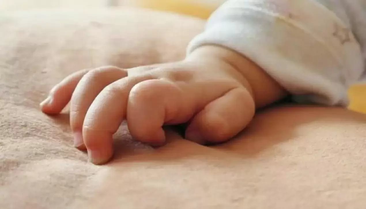 Denuncian que por negligencia de hospital en Talcahuano recién nacida habría contagiado a toda su familia