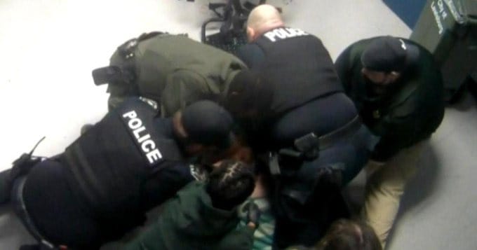 Vídeo muestra cómo policías se burlan de preso que no podía respirar y que acabó muriendo