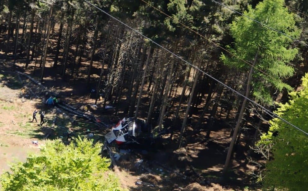 Caída de teleférico en Italia deja múltiples víctimas