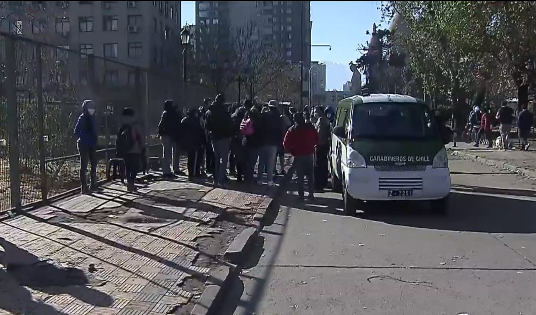 Caótico proceso de vacunación en Santiago Centro por escasez de vacunas contra el Covid-19