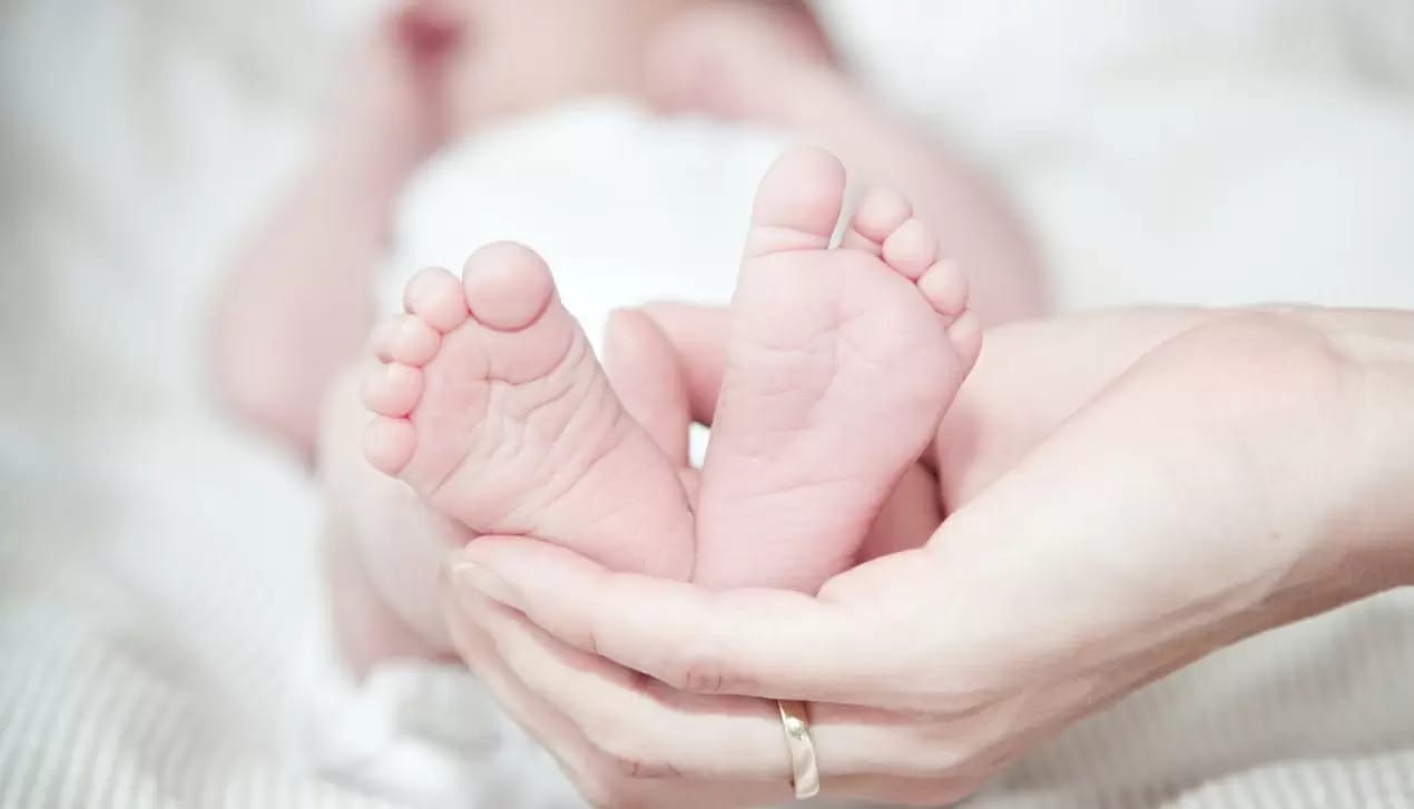 Joven madre abandonó a su hijo de 7 meses en un supermercado