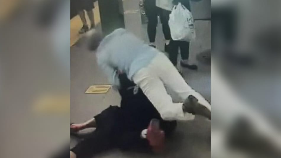 Heroico sujeto salvó a mujer a quien apuñalaban en el metro de Nueva York