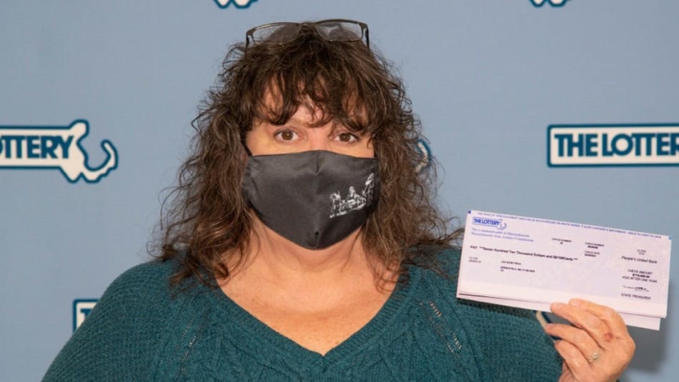Hombre devolvió boleto ganador de 1 millón de dólares a mujer que lo botó sin saber