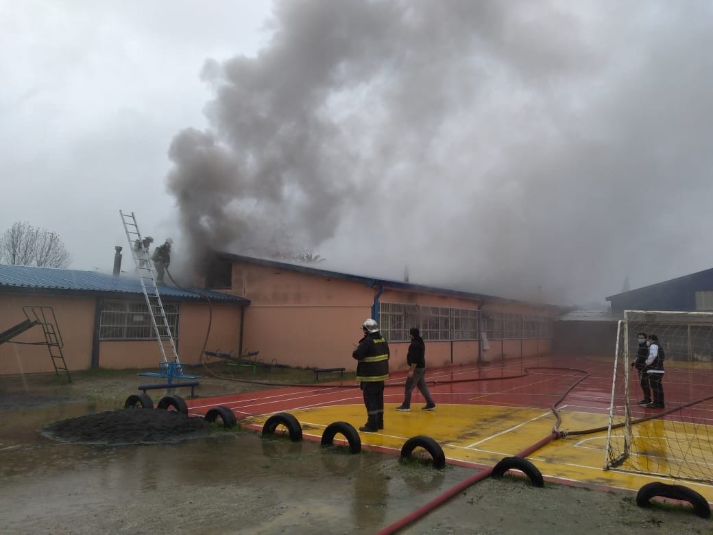 Incendio afectó escuela en Hualqui con alumnos en su interior