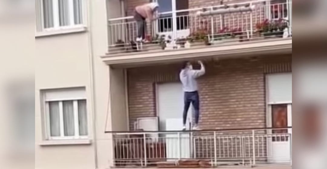 Joven escaló dos pisos para rescatar a anciana que estaba colgando de un balcón